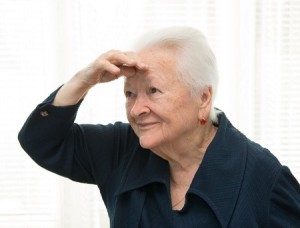 oudere vrouw kijkt in de verte