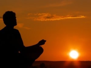 mediteren bij ondergaande zon